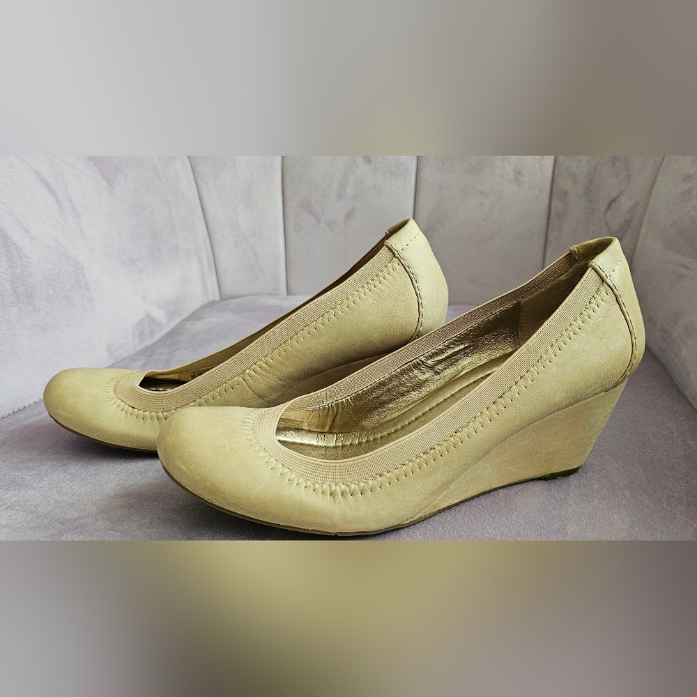 BCBGeneration Size 6 Nude Wedge Heels